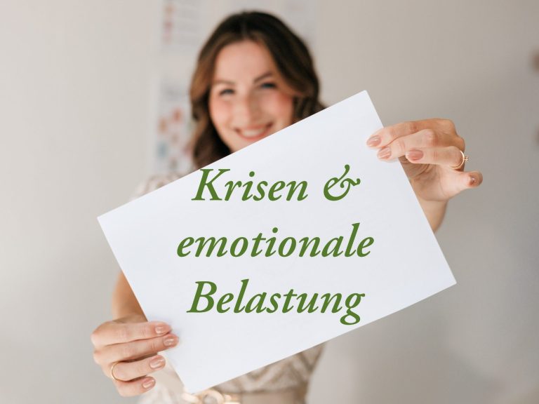 Krisen und emotionale Belastung Coaching Frau hält ein Schild mit der Aufschrift "Krisen & emotionale Belastung".
